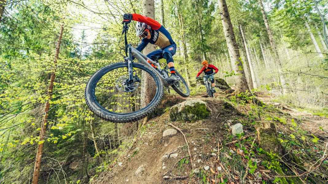 2 enduro bikes under 20 kilos in a tough duel