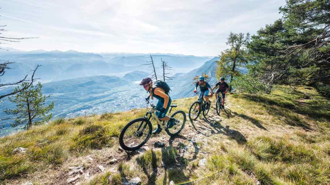 Alleskönner: 7 Trailbikes um 3000 Euro im Vergleich
