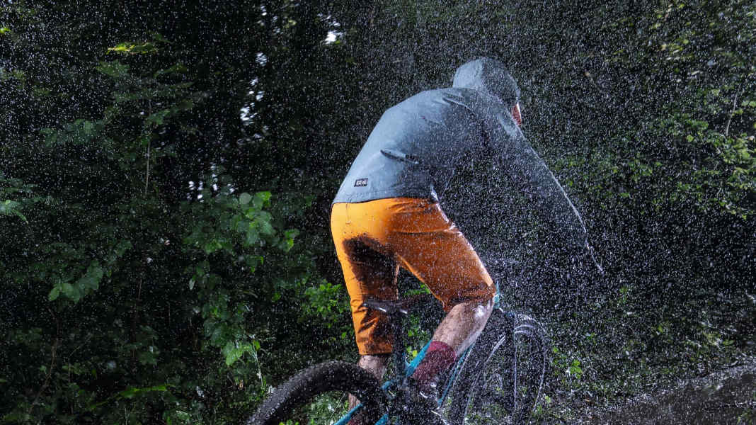 Dry pack: 5 rain trousers and suits in comparison