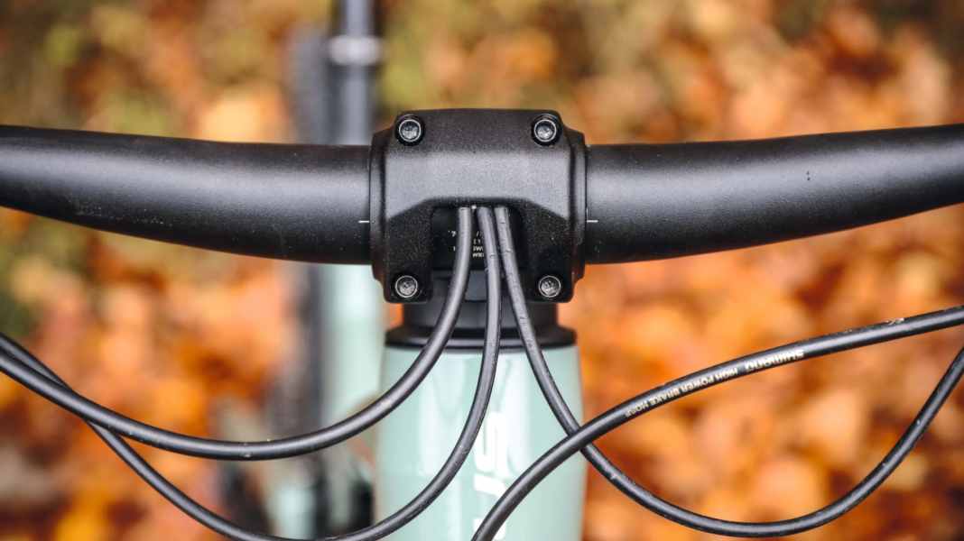 System integration: Hiding shift cables in the stem?