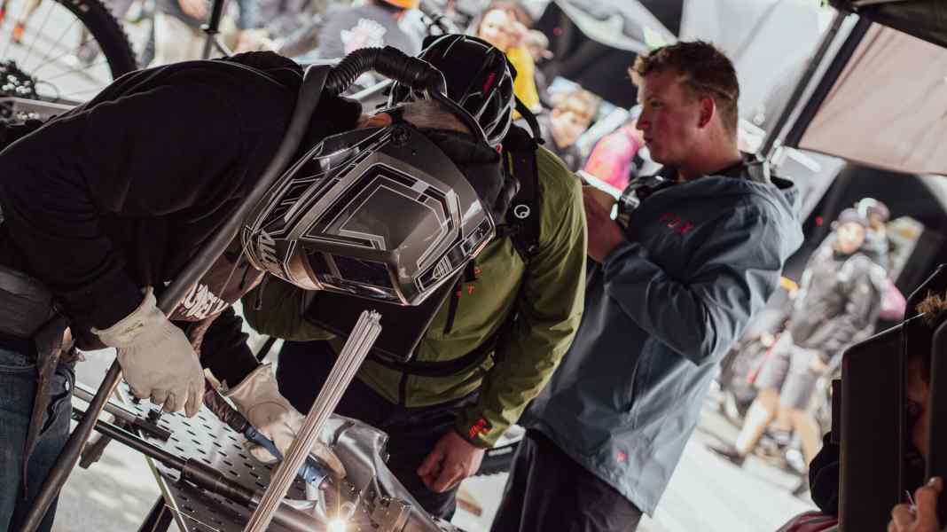 BIKE Project Europe: Real manual labour at frame welder Alutech