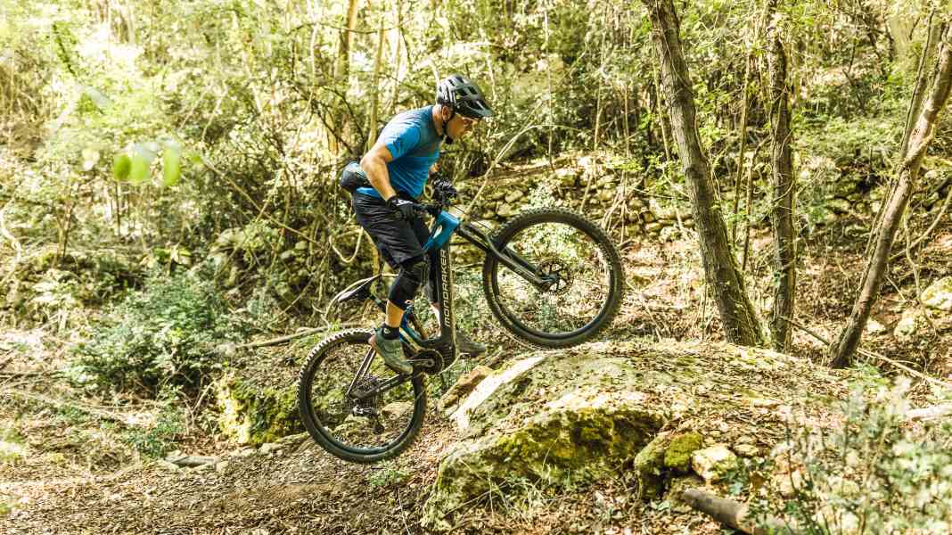 How to: EMTB-Expert-Fahrtechnik #2 - Stufe bergauf bezwingen