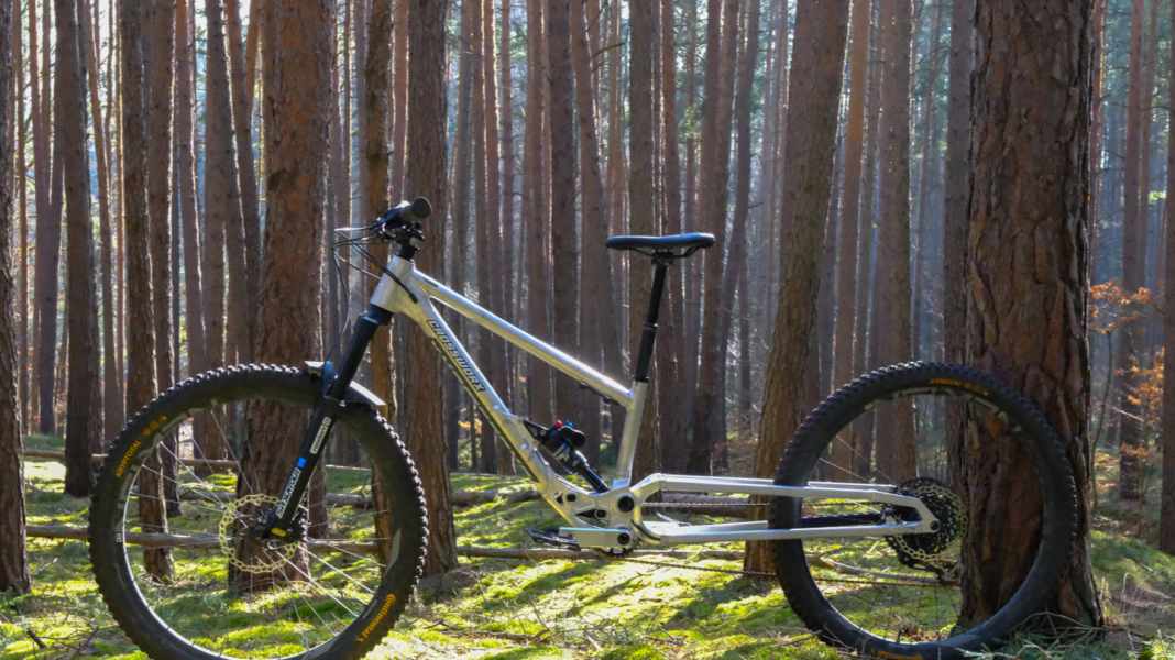 Warum Mountainbikes immer länger werden: Wir erklären warum "lange läuft"