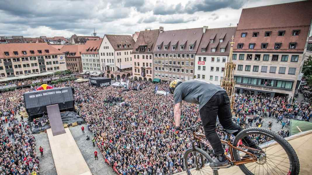 Red Bull District Ride: Slopestyle-Legende Chase baut den Kurs