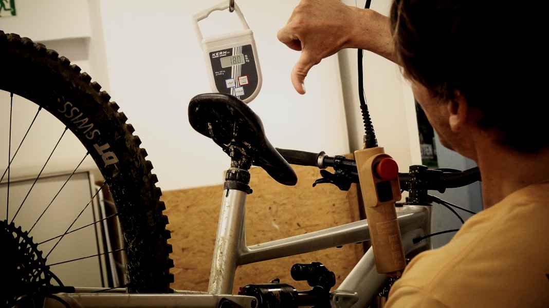Leichtbau am Enduro sinnlos?: Insider verraten, warum schwere Bikes besser sind