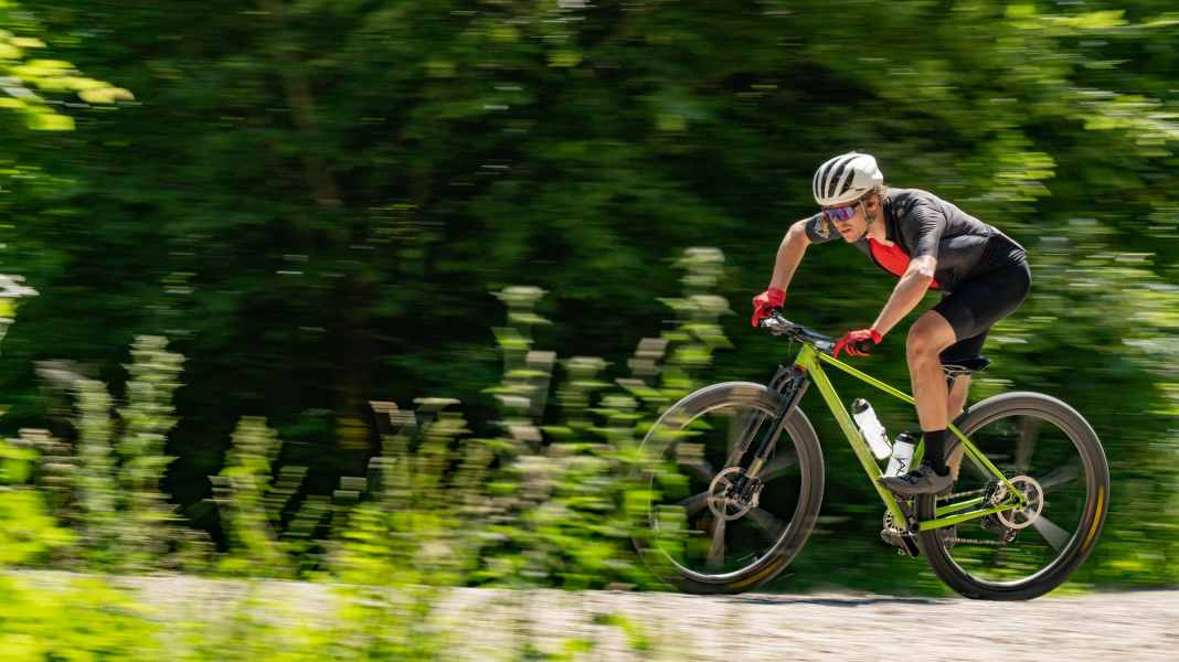 Safe and fast on gravel: the right riding technique for mountain biking