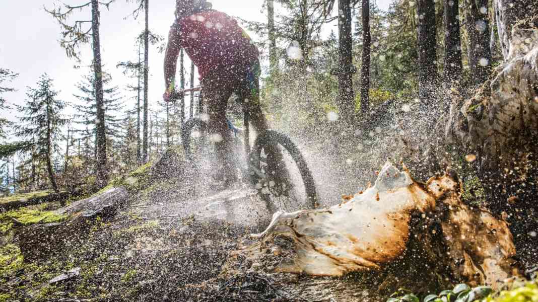 Autumn equipment for mountain bikers: 20 items for the cold season