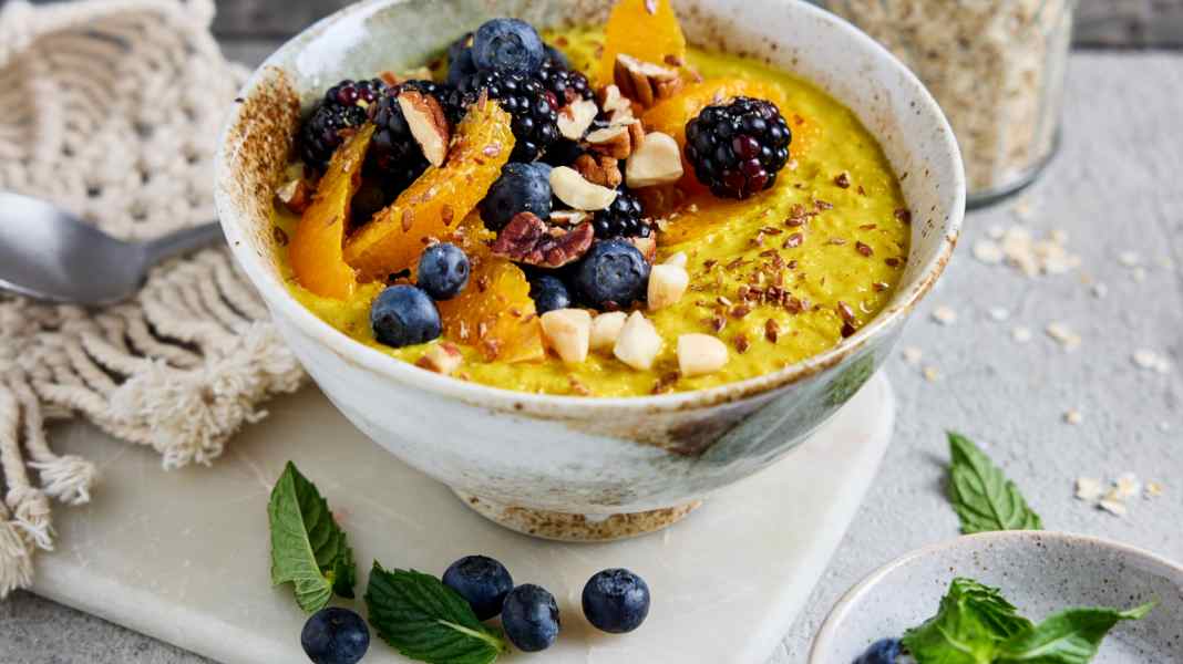 Rezept-Inspiration: Gesund in den Tag: Ingwer-Kurkuma-Porridge zum Frühstück