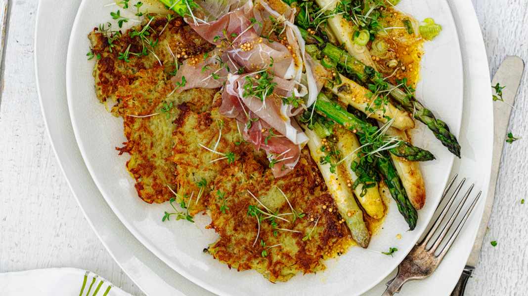 Küchen-Inspiration: Spargel mit Kratzete, Schinken und Kräuter-Dip