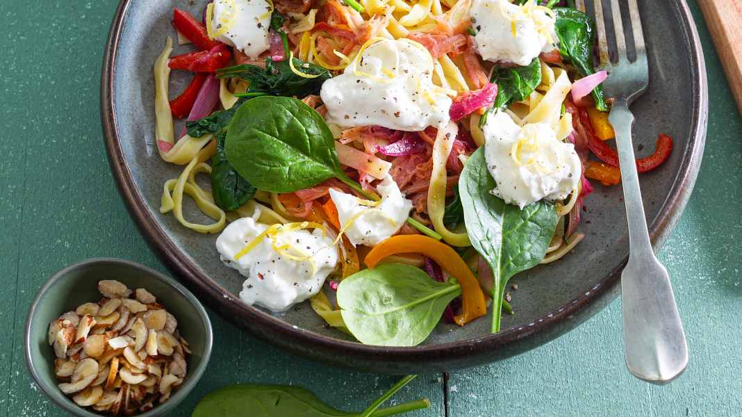Power-Pasta : Nouvelles recettes - Tagliatelle à la rhubarbe avec épinards, poivrons & burrata