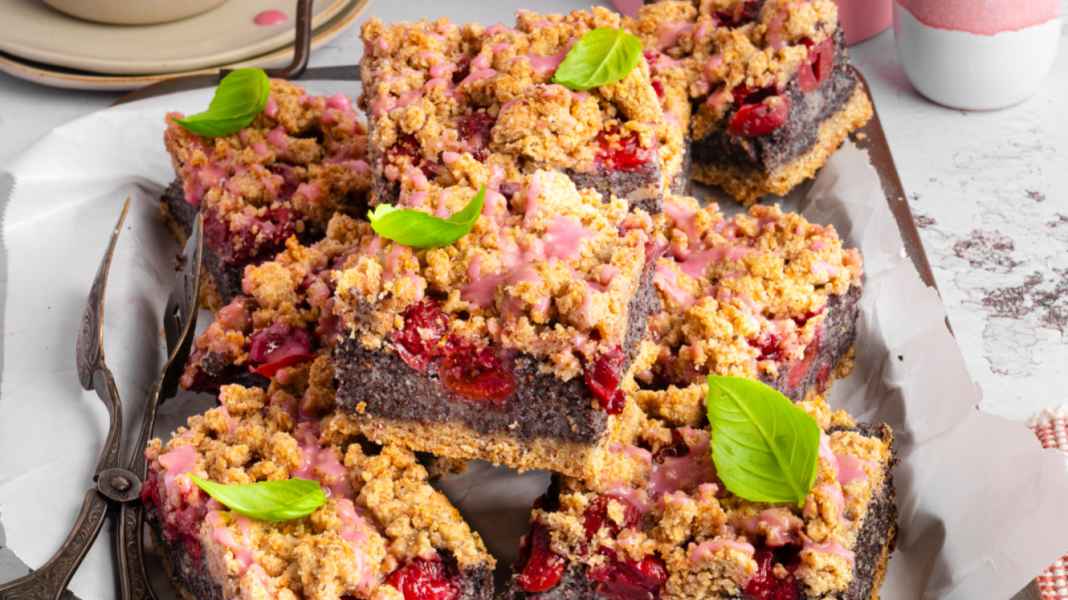 Rezept-Inspiration: Die Belohnung nach der Trainings-Einheit: Vollkorn-Mohnschnitten mit Kirschen