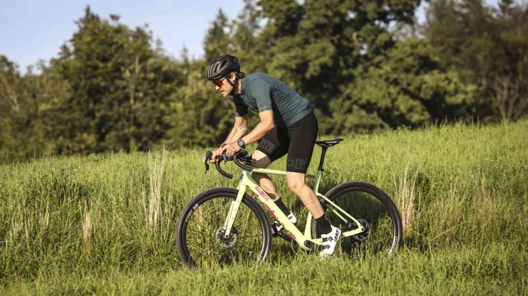 Kaufberatung: Blick auf die Waage - so schwer darf ein Gravelbike sein