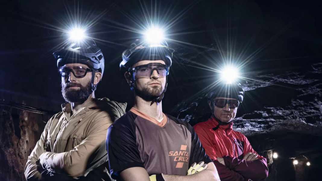 Night shift: 9 helmet lights for MTB in a comparison test