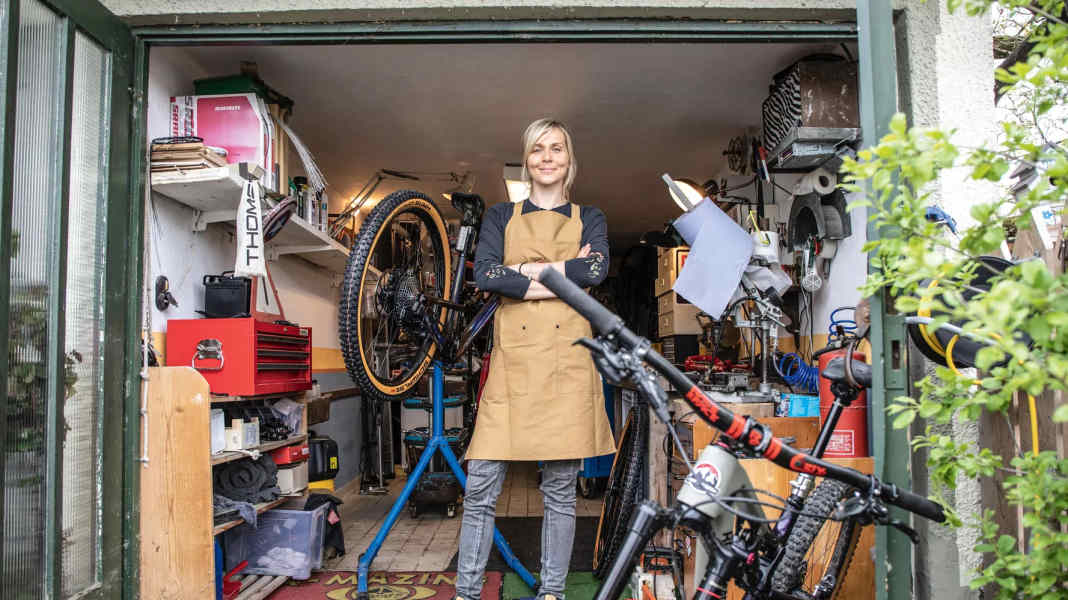 The perfect bike workshop: Julia Schäfer in screwdriver heaven