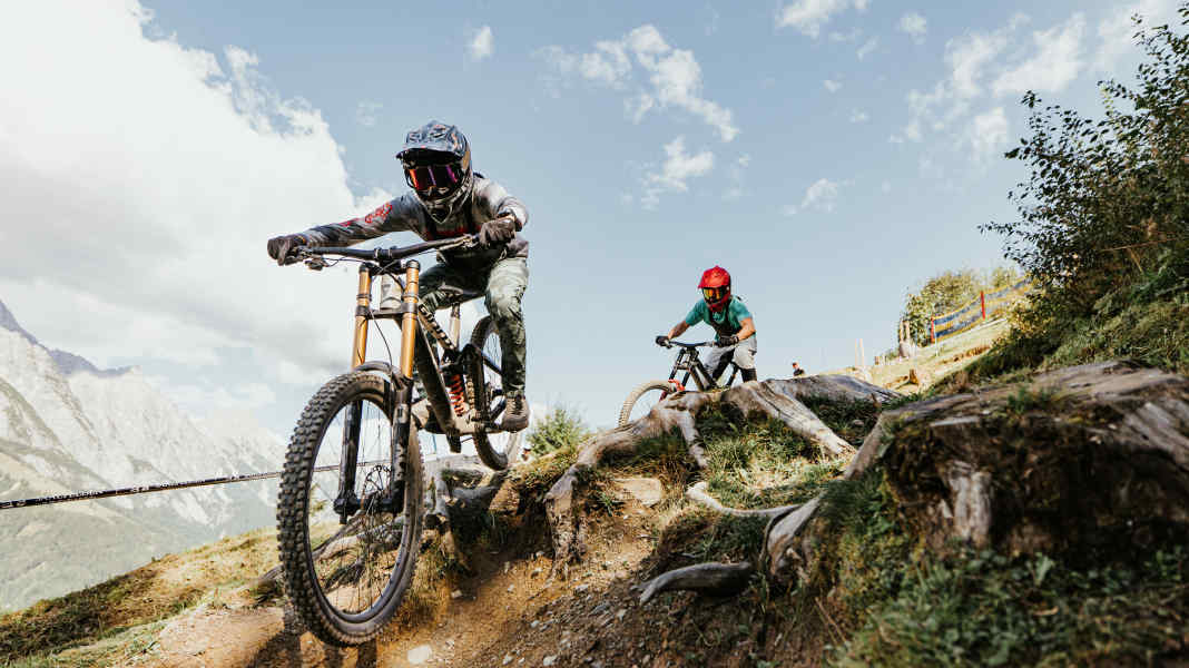 Giant Glory vs Ribisu Psycopath: Big bike duel in the bike park - Giant vs Ribisu