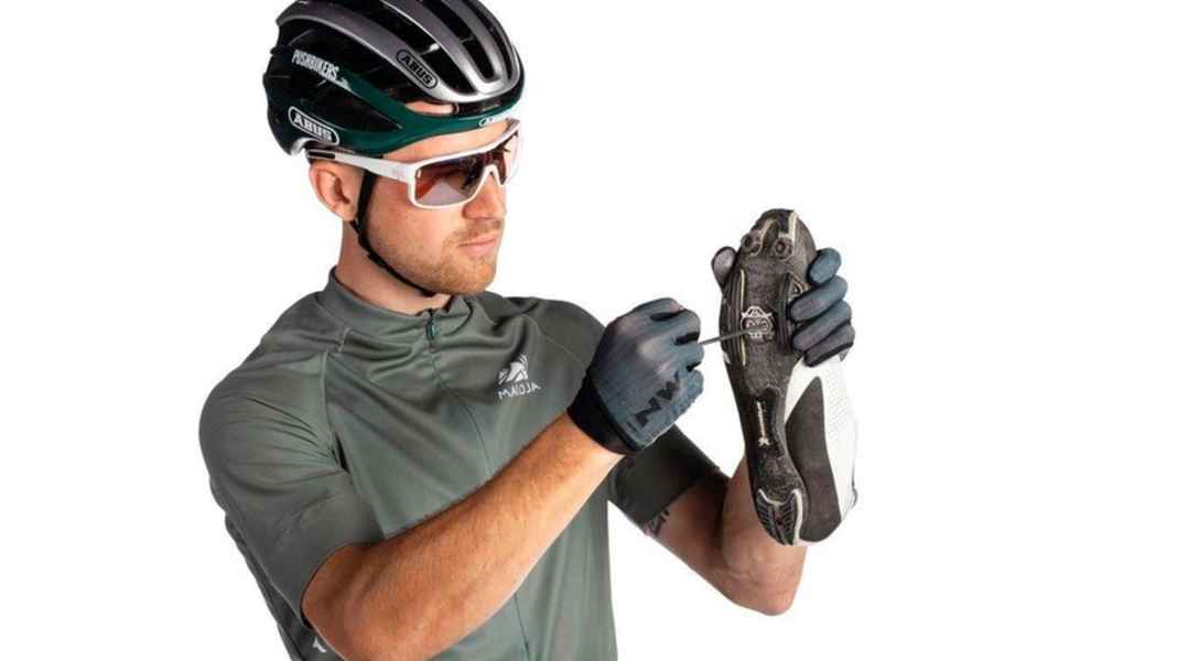Shoe and cleat adjustment on the bike: instructions