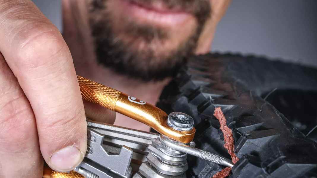 Puncture repair on the road: How to repair tubeless tyres in seconds