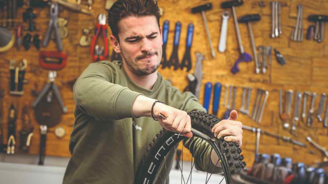 Werkstatt-Hilfe: Reifen sitzt fest - was tun?