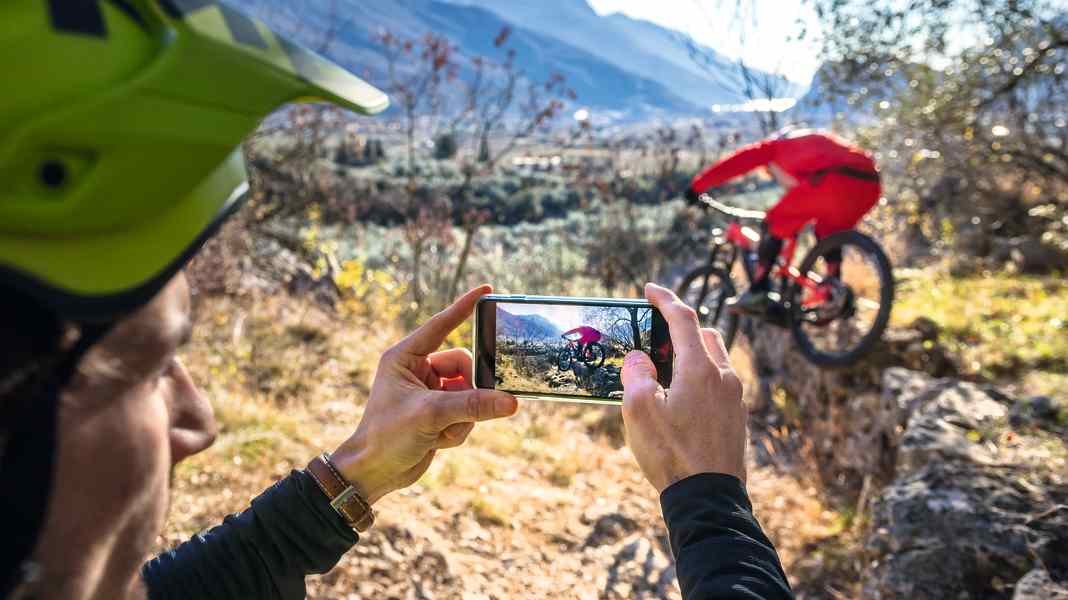 Taking photos with your mobile phone: how to take the perfect shot while biking