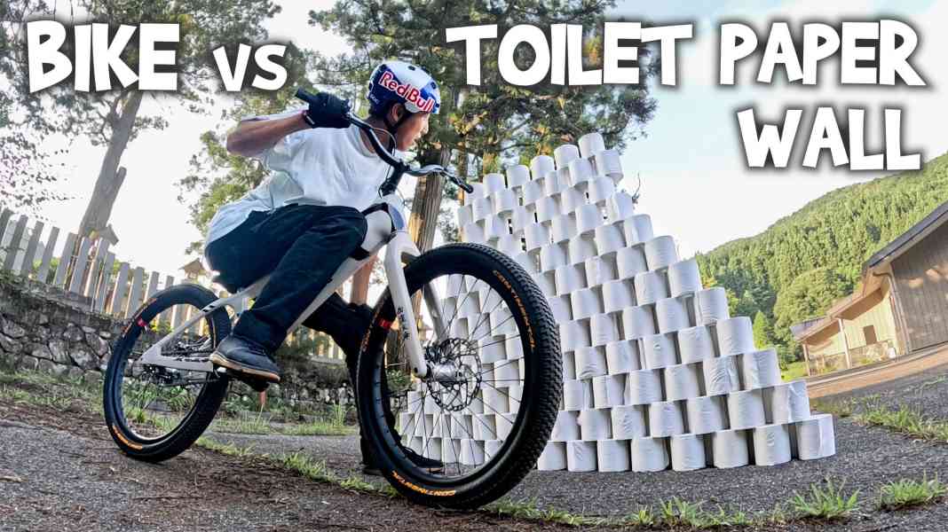 Toilet Paper Wall Challenge: Kann Tomomi Nishikubo höher springen als eine Katze?