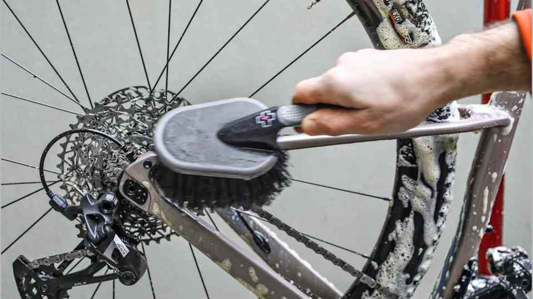 Nettoyer son vélo de gravel : qu'est-ce qu'il faut nettoyer tout de suite, et qu'est-ce qui peut attendre ?