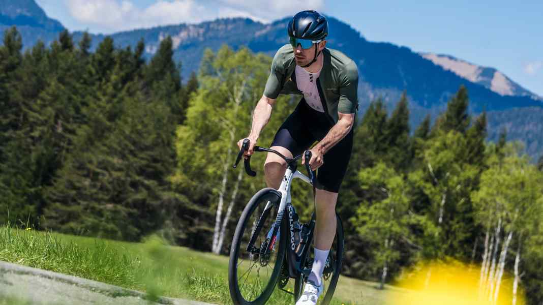 ​​Wearing an undershirt despite the summer heat: Why base layers make sense in summer