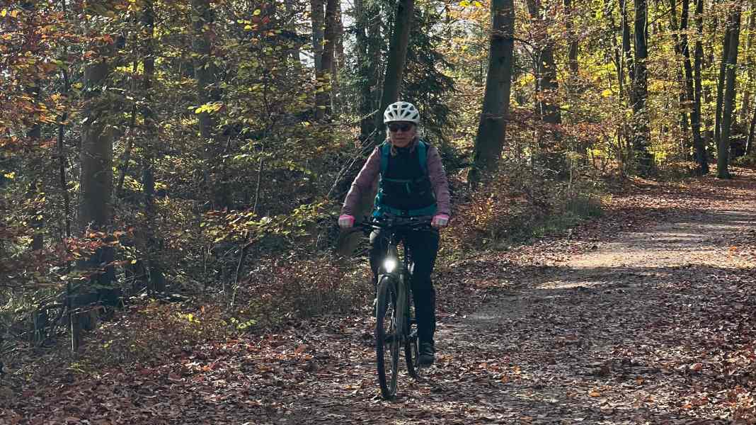 Autumn essentials put to the test: accessories for cycling in autumn