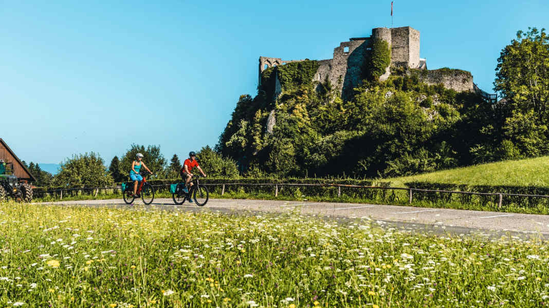 Cycle tours in the border triangle