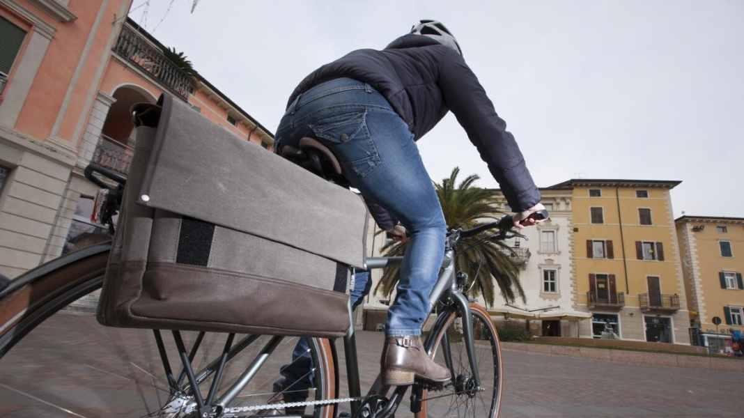 Praktisch am Gepäckträger, stilvoll am Arbeitsplatz: 12 Fahrradtaschen im Test