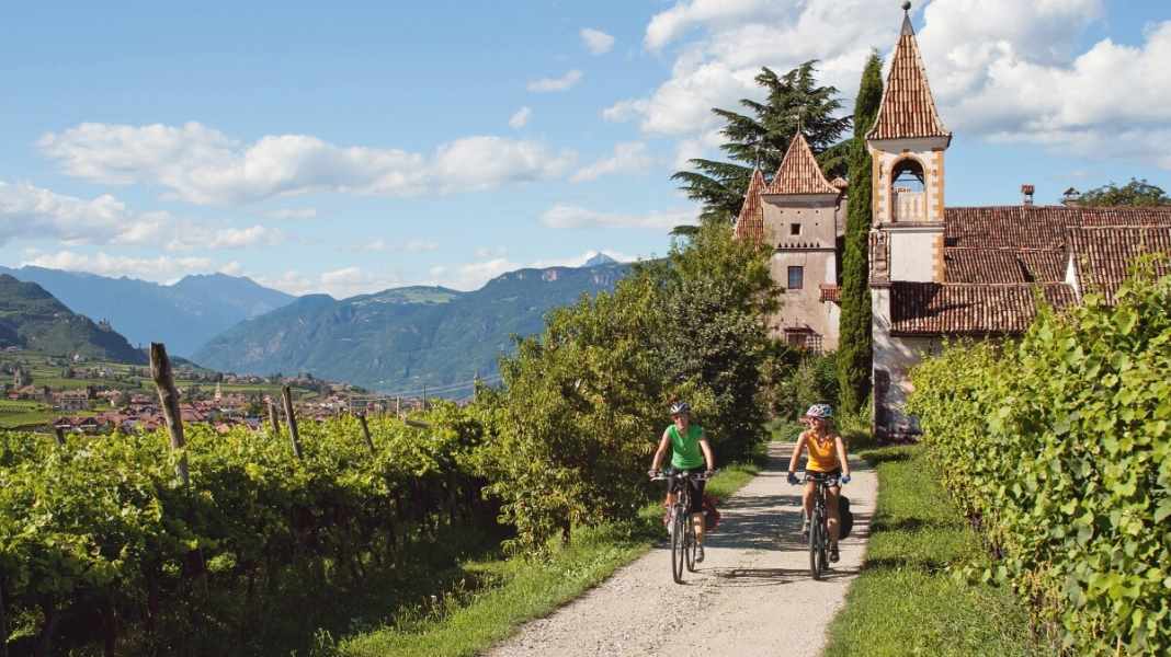 Cycling between castles and wine taverns