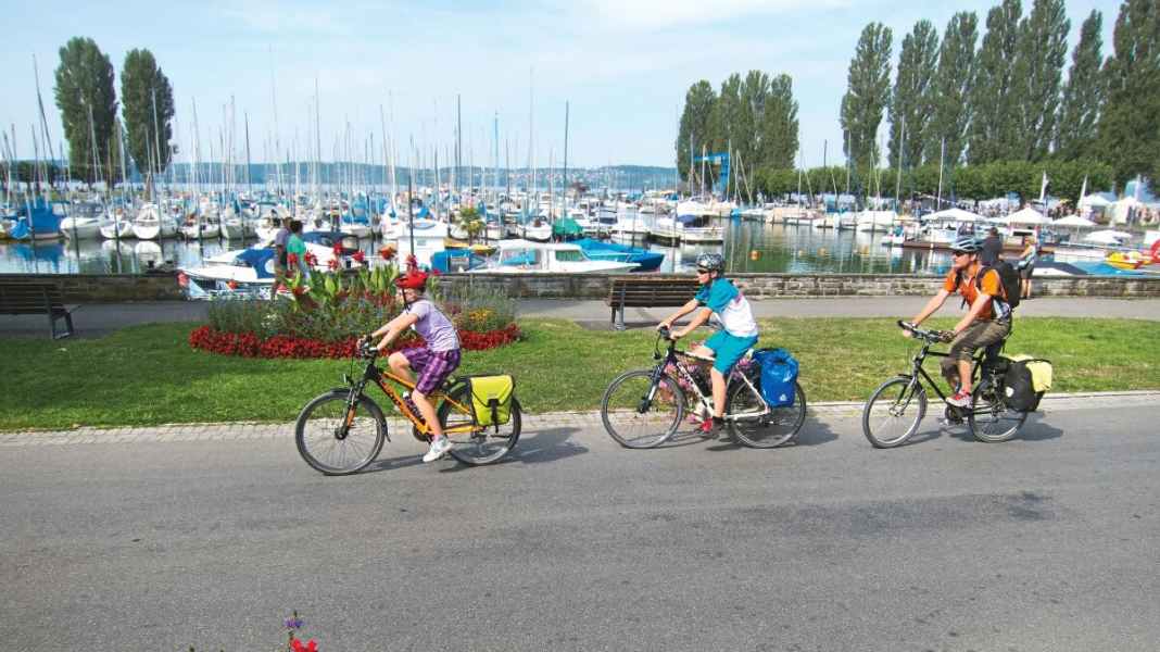 Cycling from youth hostel to youth hostel