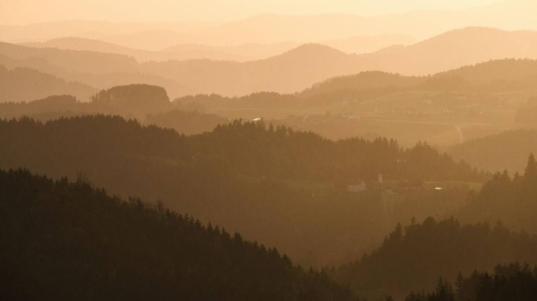 Durch Wald und Hügelland