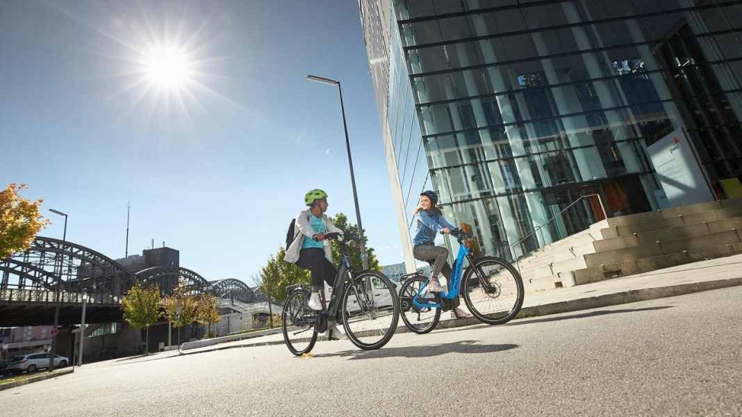 Eight city pedelecs with low entry in the test