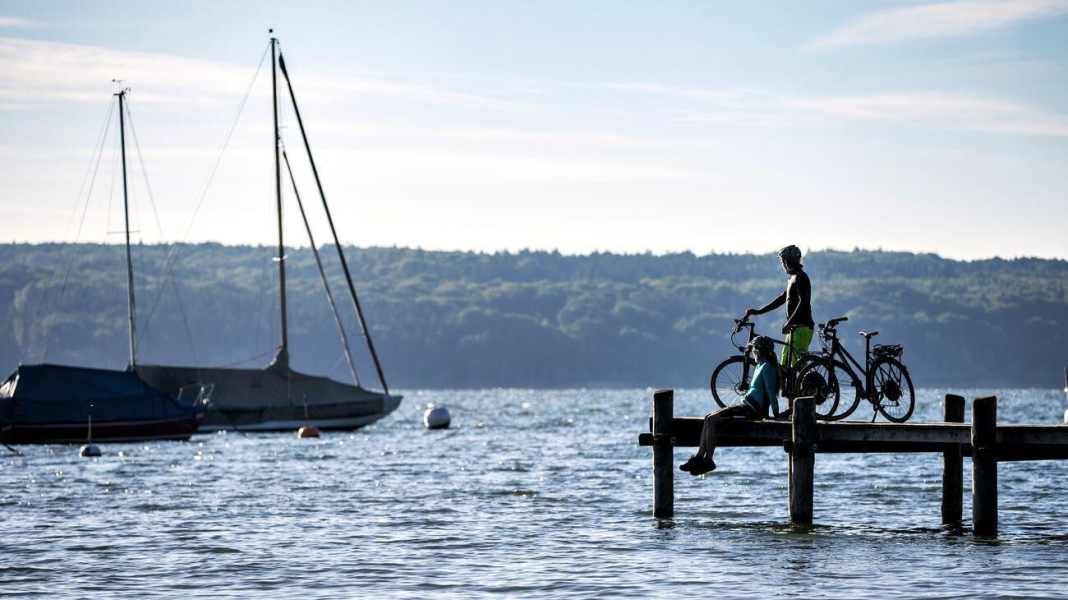 Round trip with a view of the Alps around Bavaria's third largest lake