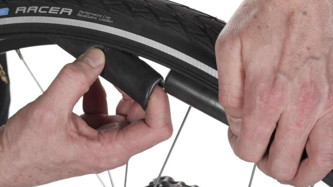 Tube change without removing the wheel