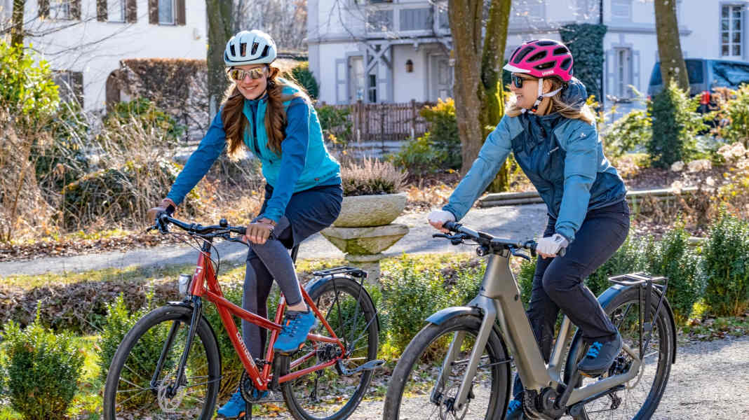 Für Frauen oder Männer: Sportliche Tourenräder mit tiefem Einstieg im Test