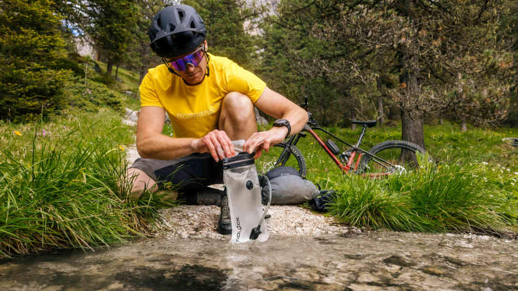 Hydration bladder with magnetic closure: the Fidlock Hermetic hydration system in the test