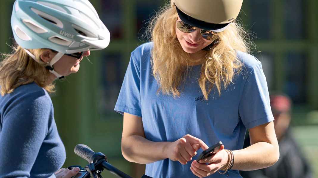 Navigation on cycle tours: smartphone or GPS device?