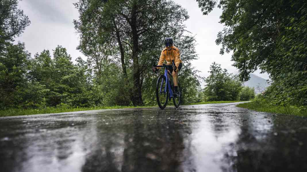Conduire sous la pluie sans crainte : comment rouler en toute sécurité sur route mouillée