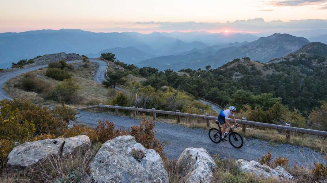 Travelling France: Road bike tours on the Côte d'Azur - dream tours from Nice to the foothills of the Maritime Alps