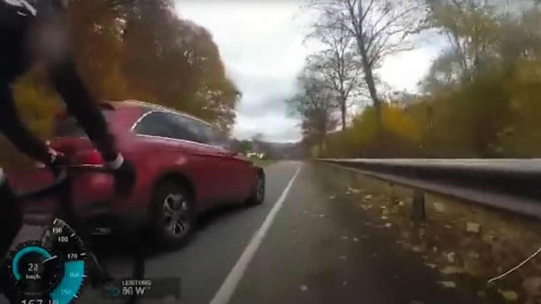 Stress dans la circulation - Un automobiliste pourchasse un cycliste : telle est la situation juridique