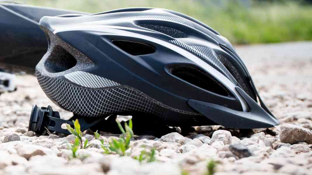 Le port du casque obligatoire pour les utilisateurs de vélos électriques : mesure sensée ou politique symbolique ?