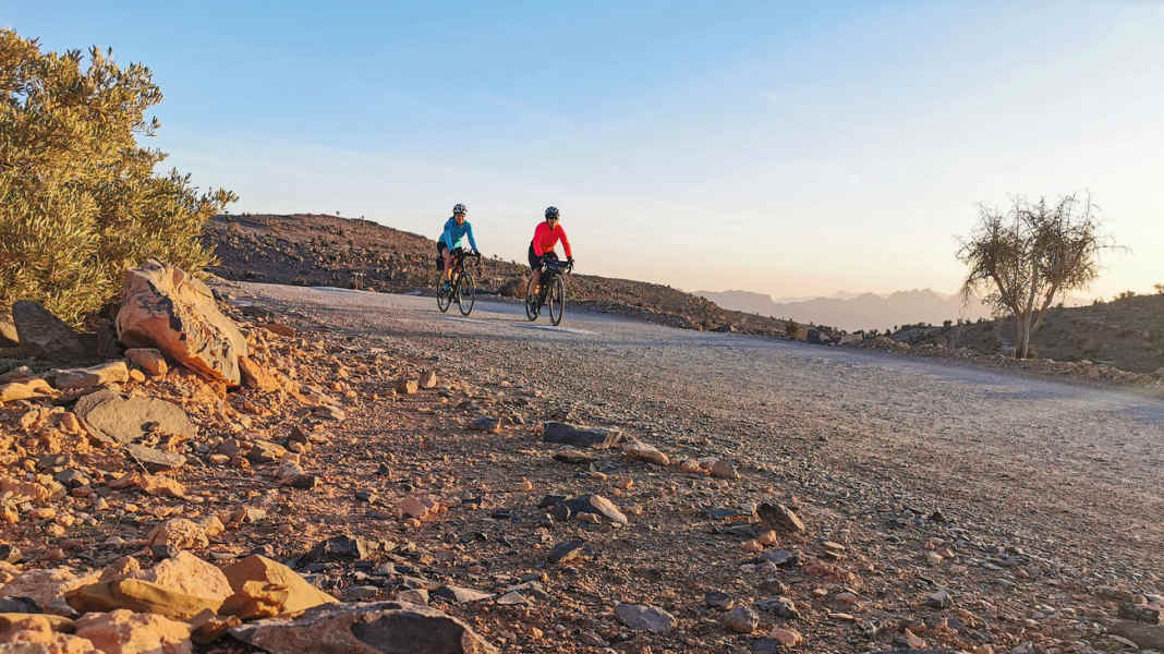 Trip Oman: Bikepacking in the east of the Arabian Peninsula - Two women cycle through Oman