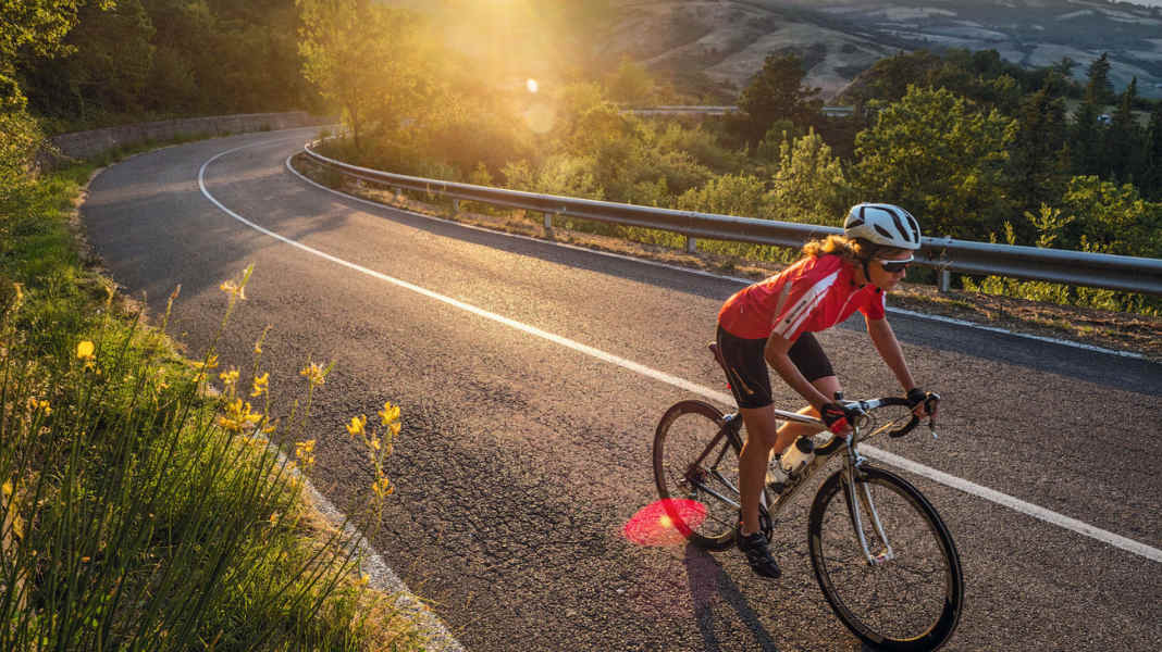 Randonnées à vélo de course dans le sud de la Toscane autour du géant de montagne Monte Amiata