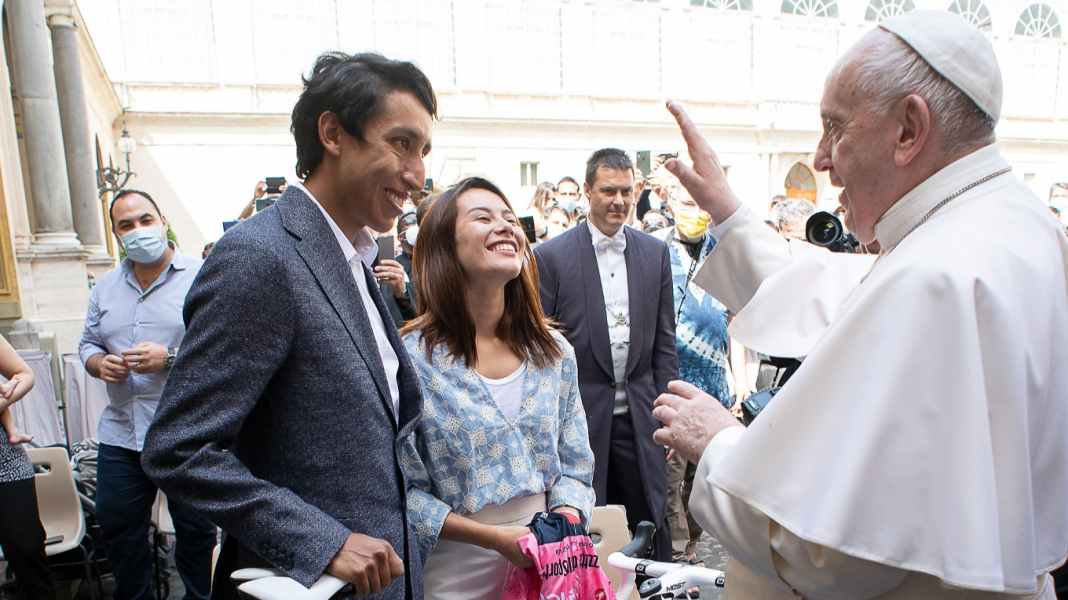 Une pièce de collection particulière : le pinarello du pape est mis aux enchères