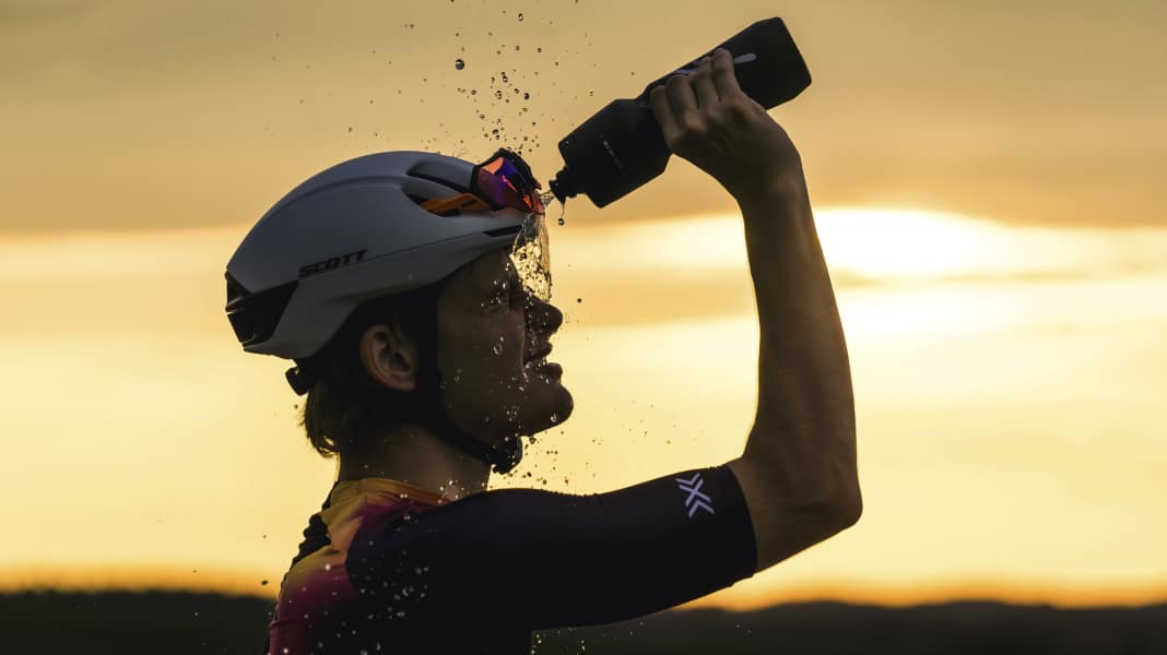 Radfahren bei Hitze: Sonnenstich, Hitzschlag, Dehydrierung - Symptome erkennen und handeln