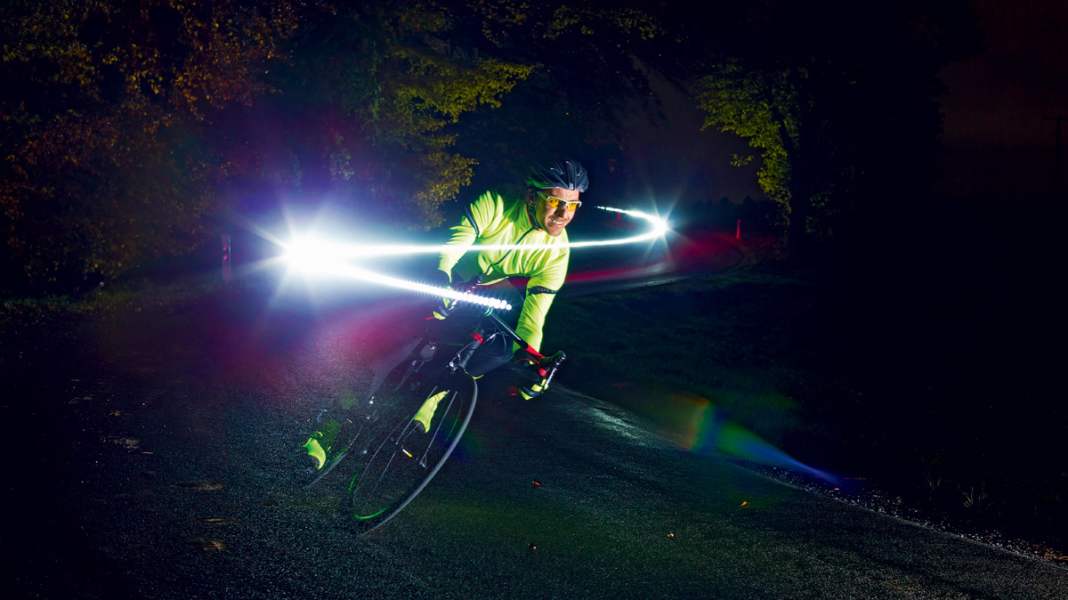 Radfahren bei Dunkelheit: Rennradbeleuchtung & Co.