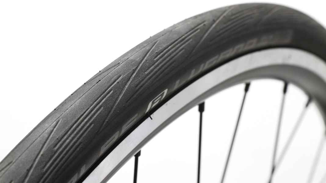 TOUR mechanic tips: Changing tyres on a road bike - Road bike tyre change video