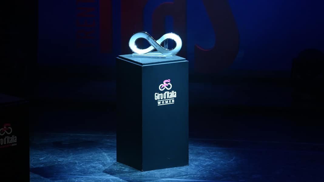 Giro d’Italia Women 2024: Veranstalter präsentiert vorerst nur die Trophäe