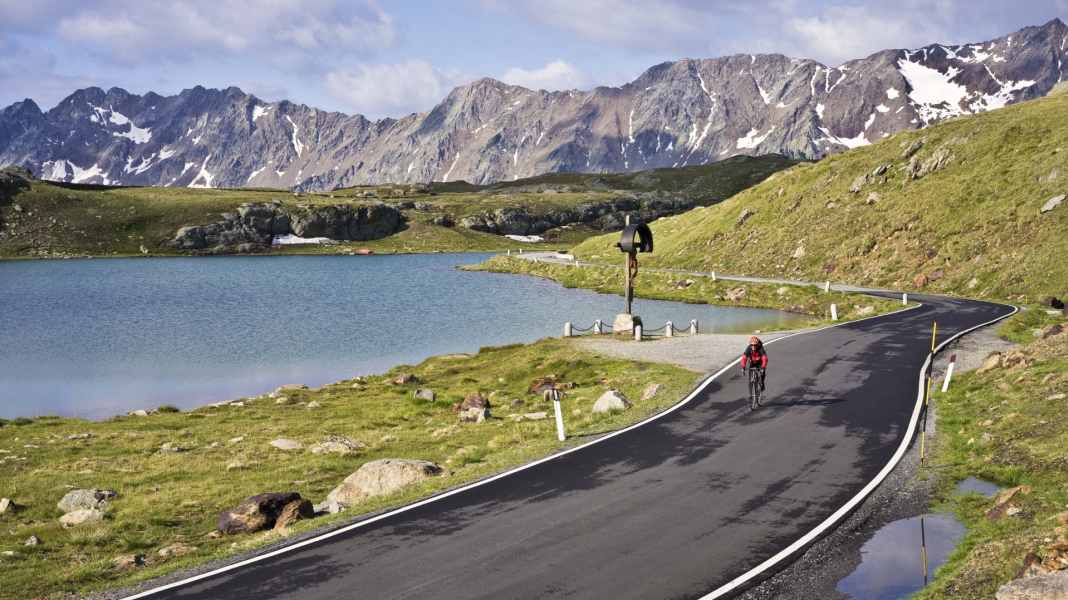 Auf Pässen übernachten: Etappenfahrt in den Alpen - Hüttentour: Zwölf Alpenpässe in fünf Tagen